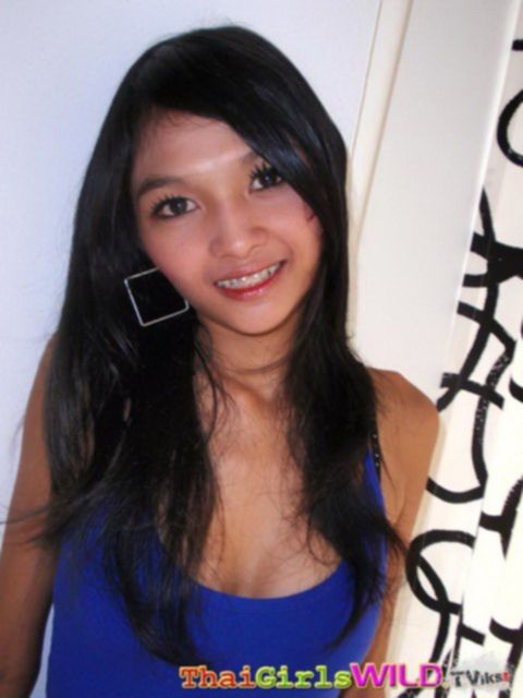 Брюнетка-азиатка с маленькой грудью и волосатым лобком